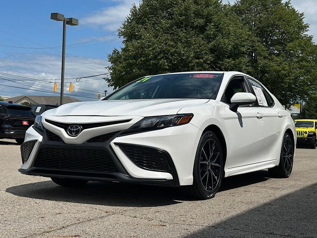 Certified 2021 Toyota Camry SE FWD image 1