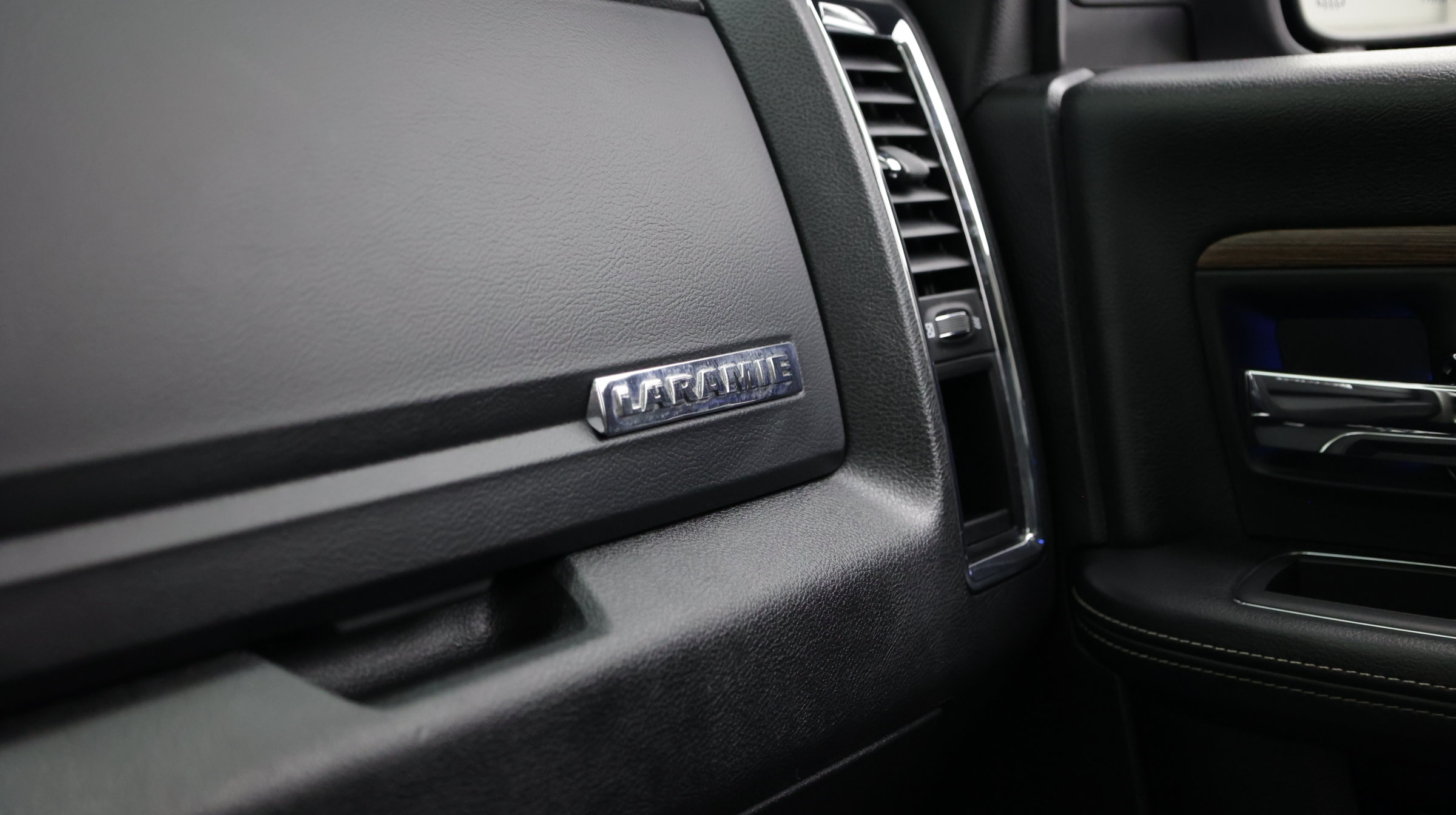 Used 2017 RAM 1500 Laramie w/ Convenience Group AWD/4WD image 32