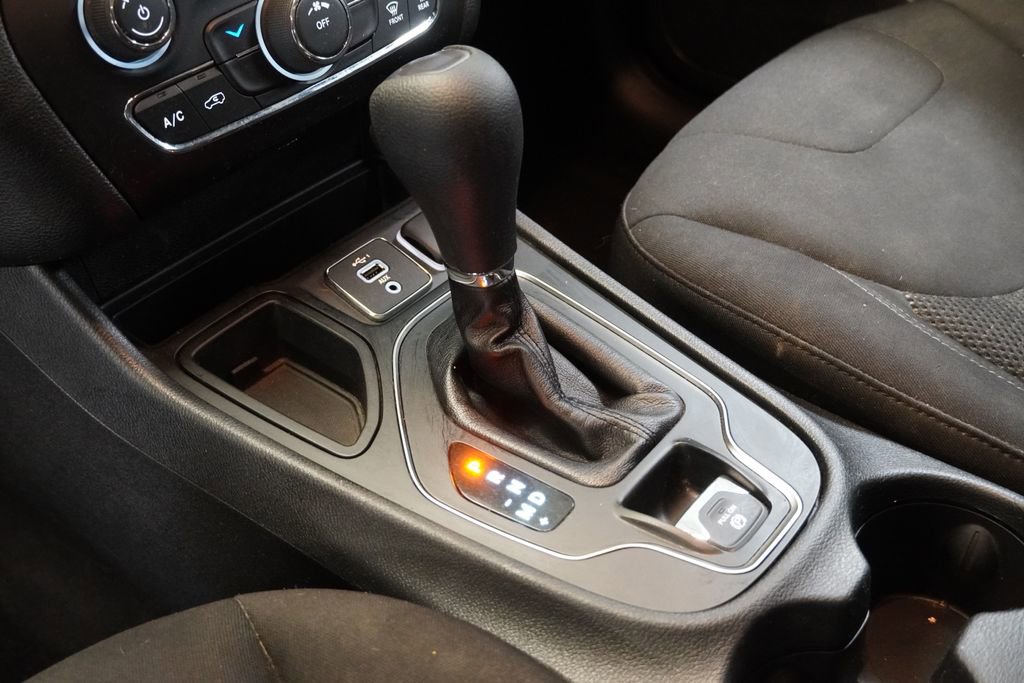 Used 2020 Jeep Cherokee Latitude FWD image 17