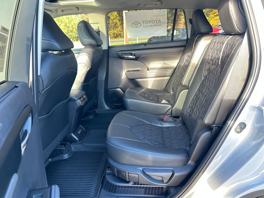New 2025 Toyota Highlander XLE image 25