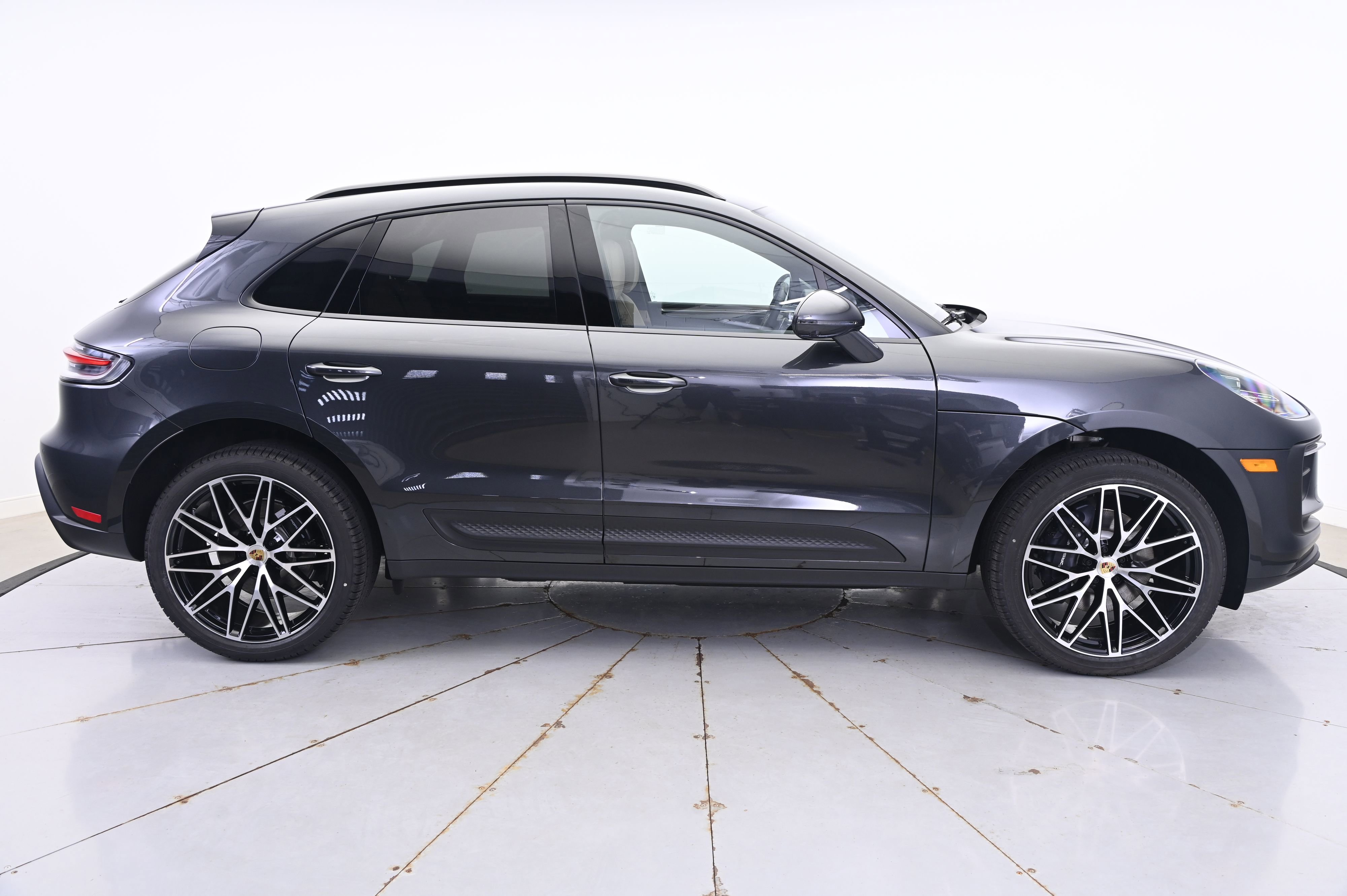 Certified 2025 Porsche Macan image 8