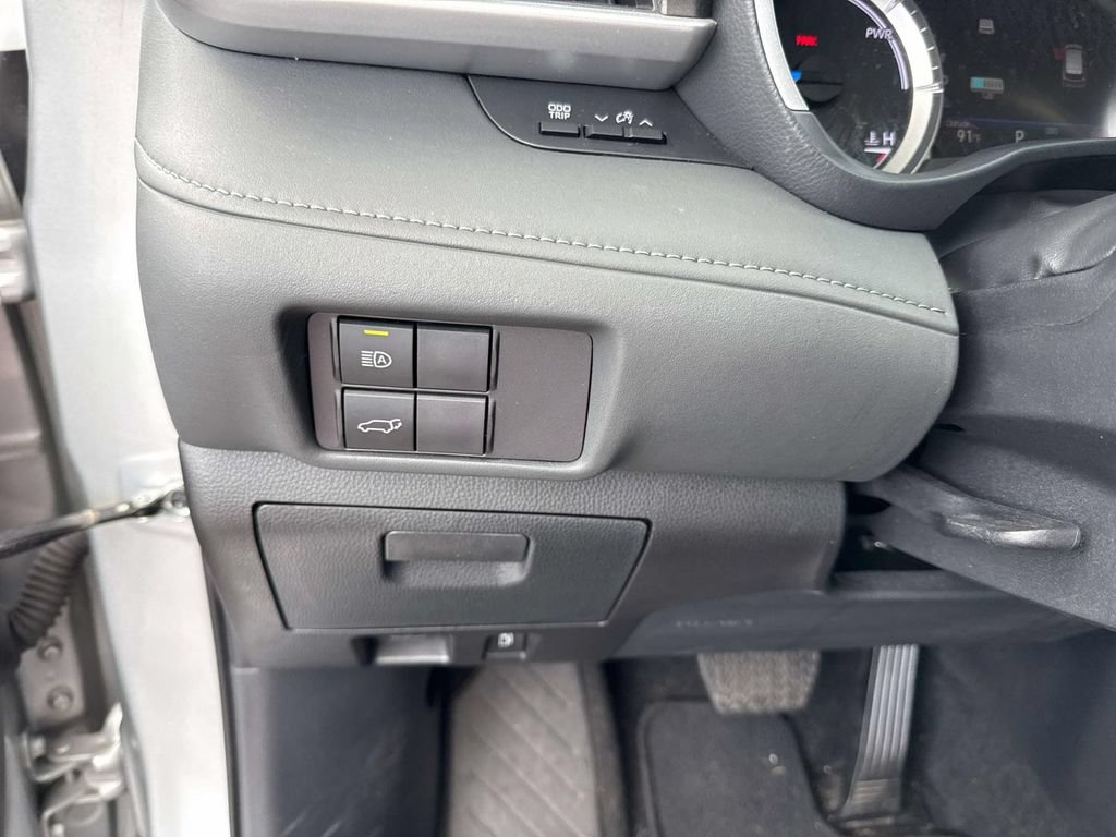 Used 2024 Toyota Highlander XLE FWD image 29
