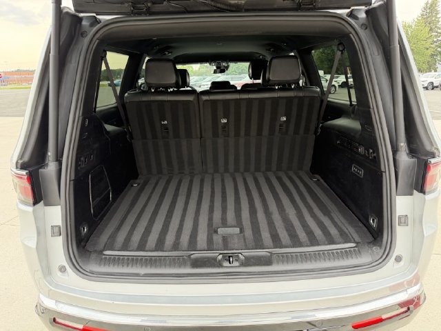 Used 2024 Jeep Wagoneer L Series II w/ Flexible Seating Group AWD/4WD image 15