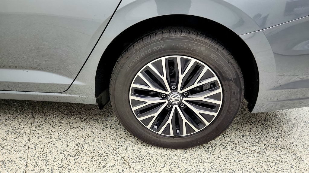 Used 2020 Volkswagen Jetta SE w/ SE Cold Weather Package FWD image 8