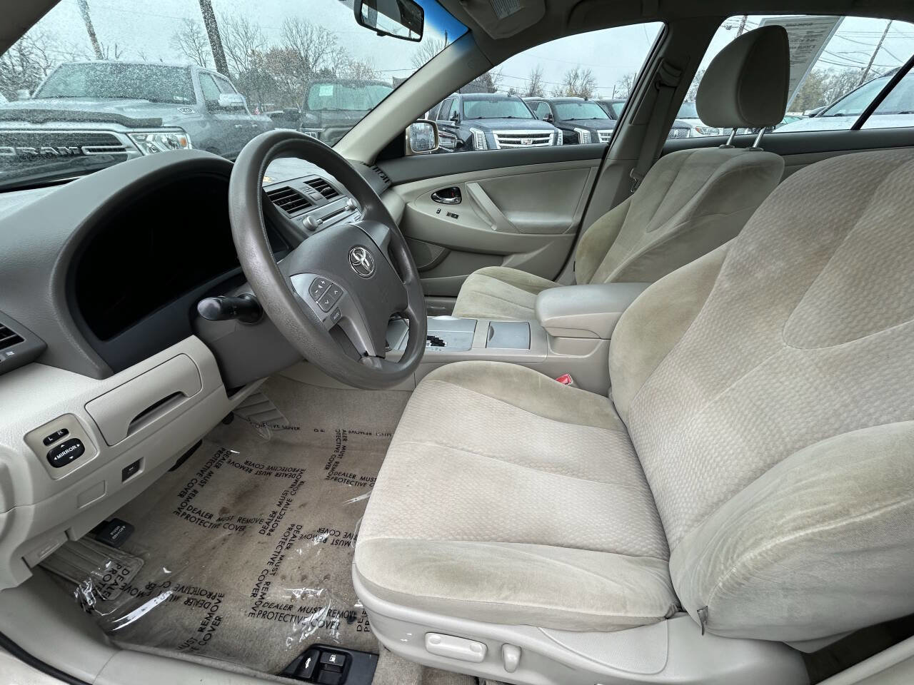 Used 2010 Toyota Camry LE image 10