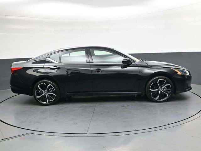 Used 2024 Nissan Altima 2.5 SR w/ SR Premium Package image 3