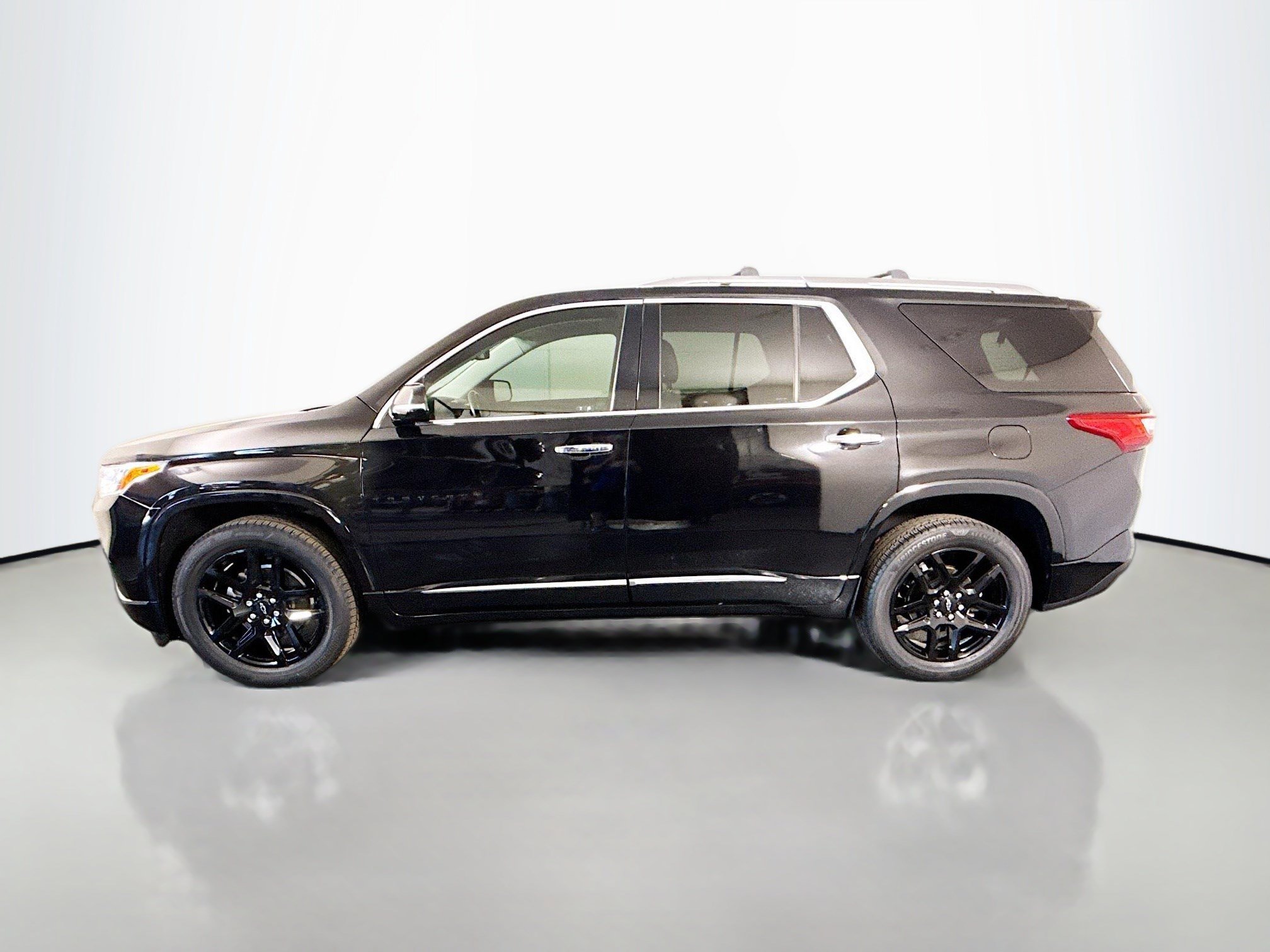 Used 2019 Chevrolet Traverse Premier w/ LPO, Blackout Package FWD image 6