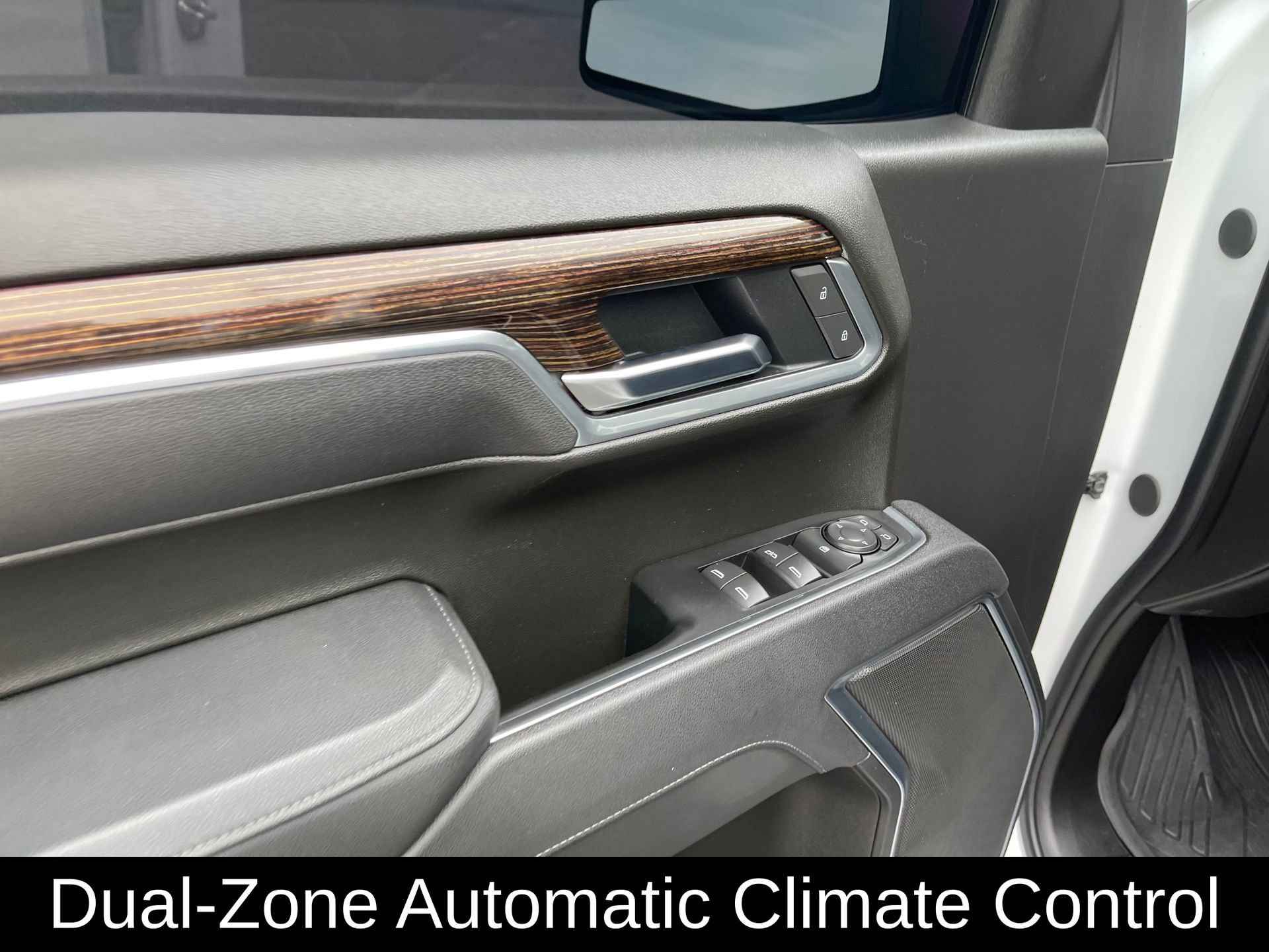 Used 2025 GMC Sierra 1500 SLE image 12