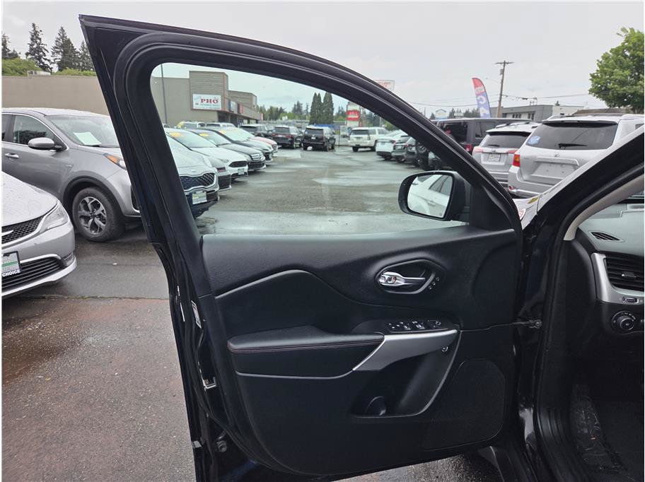 Used 2018 Jeep Cherokee Trailhawk AWD/4WD image 12