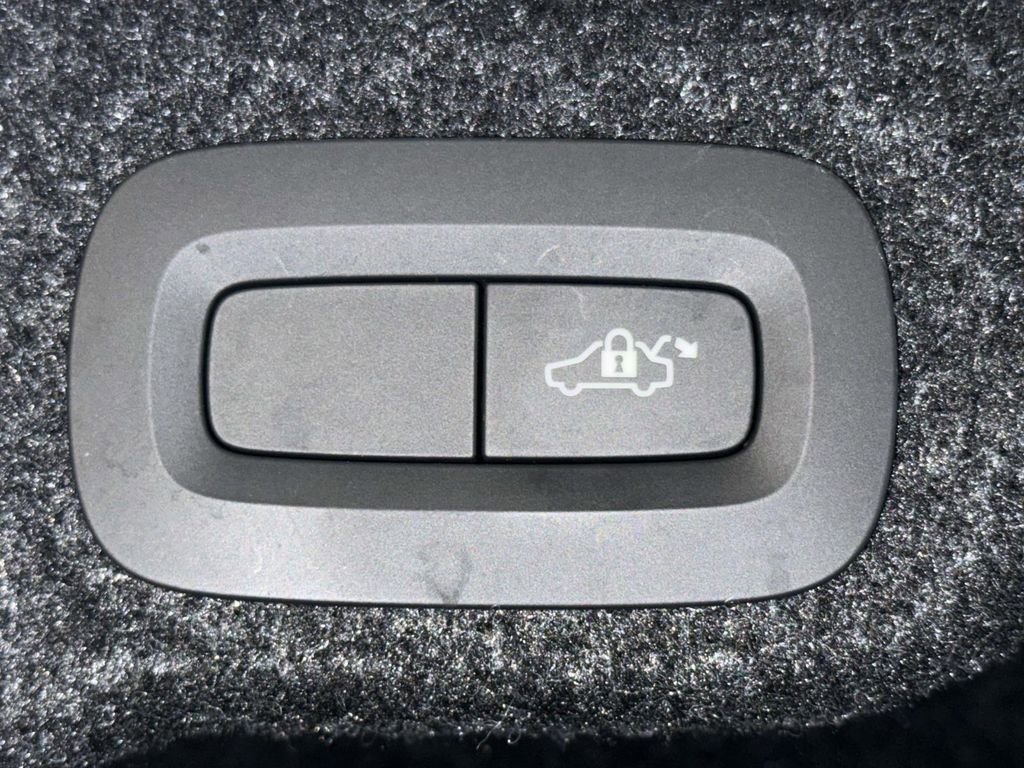 Used 2019 Volvo S60 T6 Inscription image 18