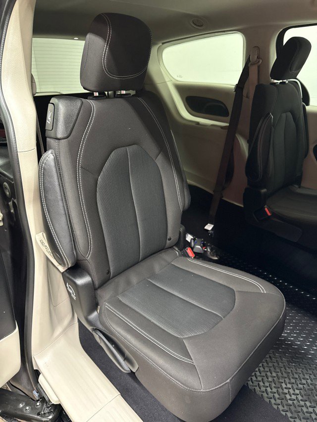 Used 2023 Chrysler Voyager LX image 34
