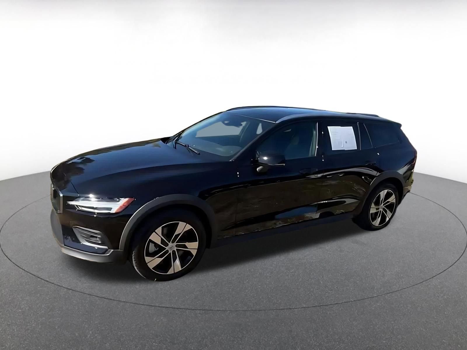 Used 2025 Volvo V60 B5 Cross Country Plus image 8