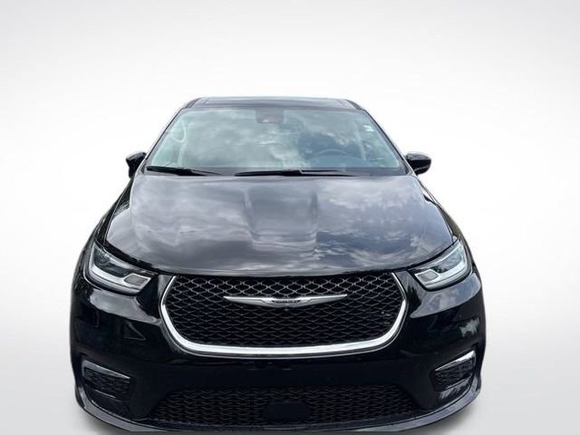 Used 2024 Chrysler Pacifica Touring-L image 2