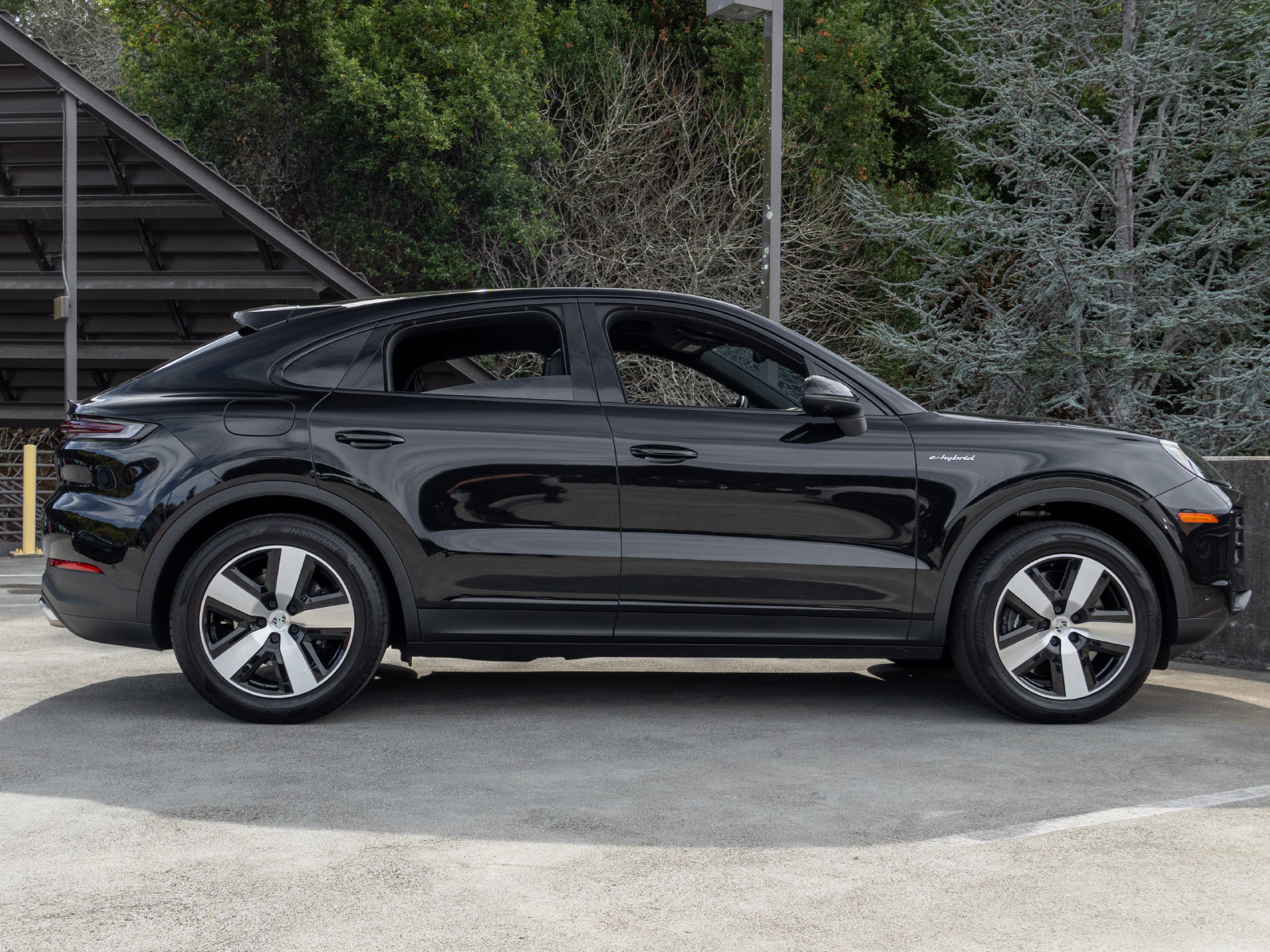 Certified 2025 Porsche Cayenne E-Hybrid Coupe w/ Premium Package Plus AWD/4WD image 12