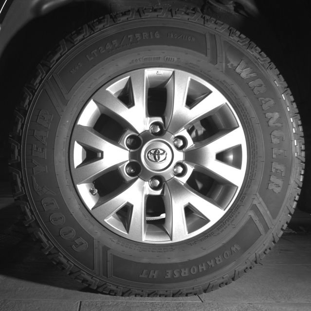 Used 2018 Toyota Tacoma SR5 AWD/4WD image 9
