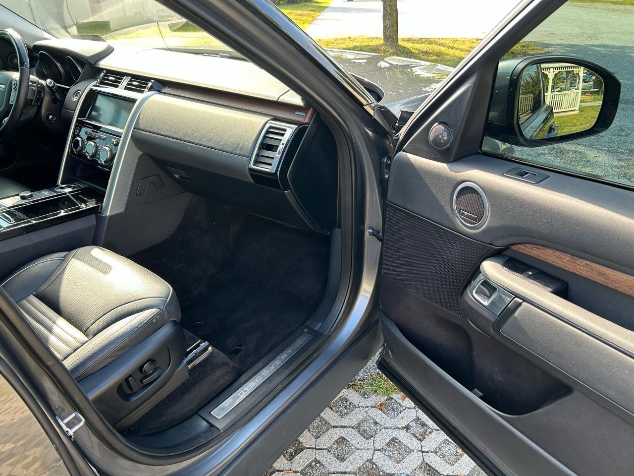 Used 2017 Land Rover Discovery HSE AWD/4WD image 19