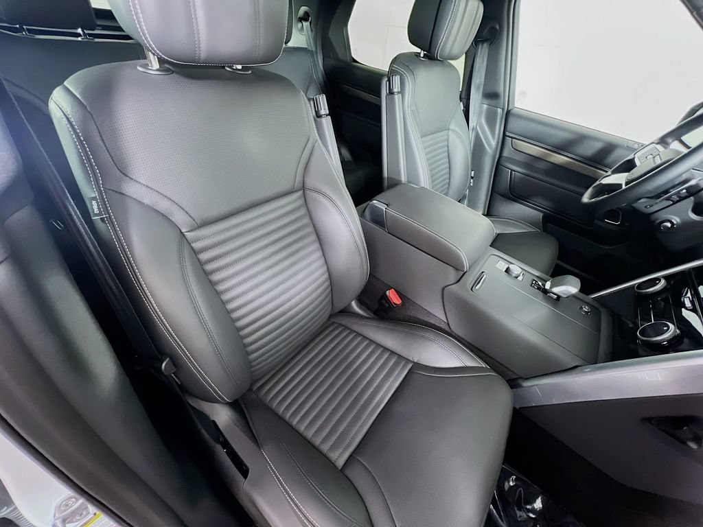 Certified 2025 Land Rover Discovery Metropolitan Edition AWD/4WD image 30