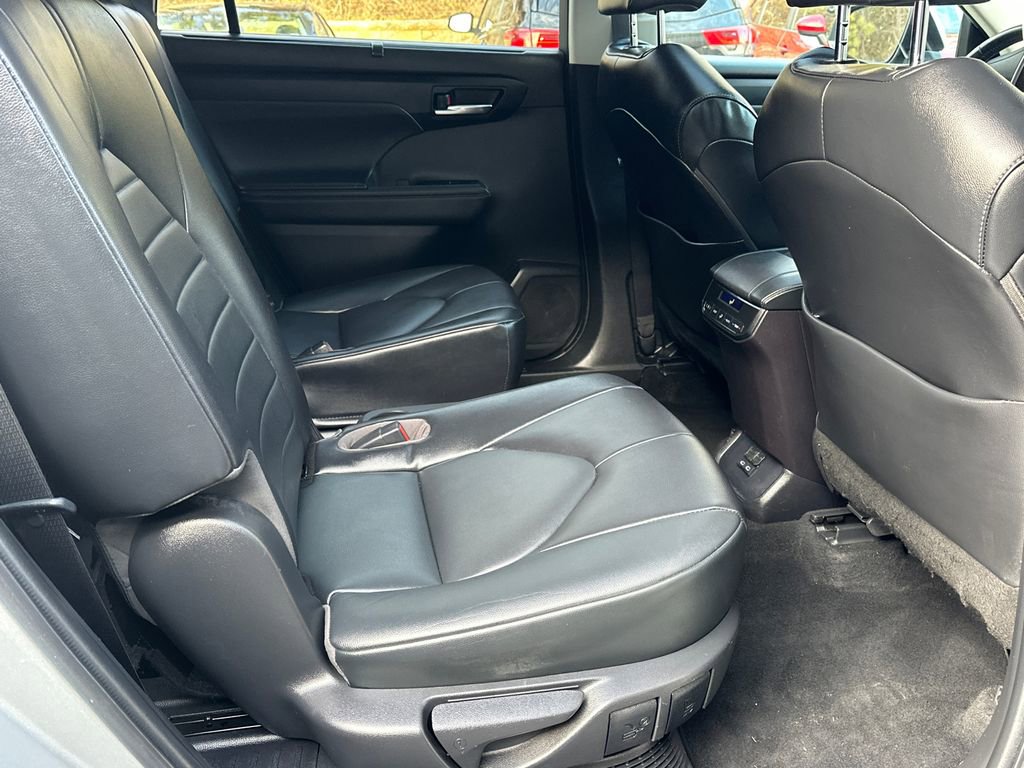 Used 2022 Toyota Highlander XLE image 16