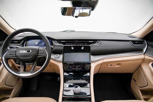 Used 2022 Jeep Grand Cherokee Limited w/ Luxury Tech Group II image 19