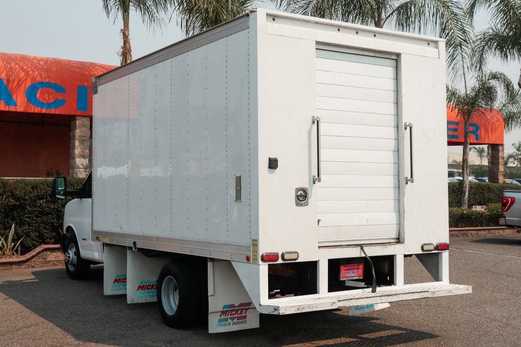 Used 2015 Chevrolet Express 4500 RWD image 6