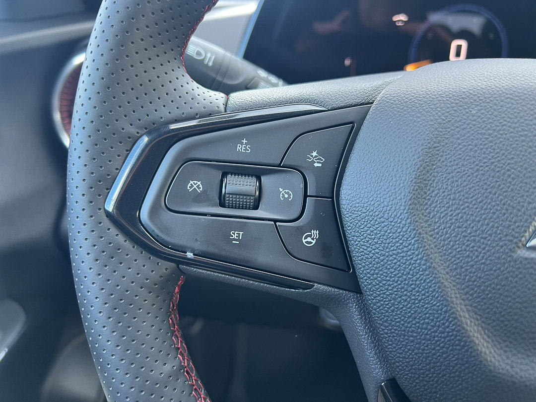 Used 2025 Chevrolet Trax RS w/ Sunroof Package image 18