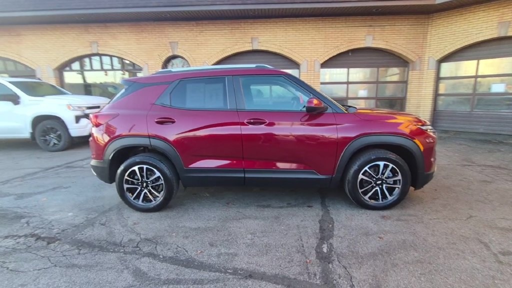 Used 2024 Chevrolet TrailBlazer LT w/ LT Cold Weather Package AWD/4WD image 2