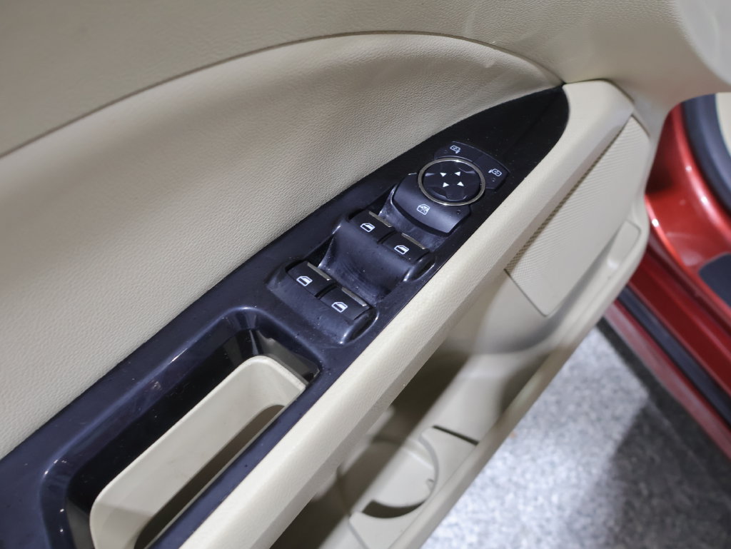 Used 2014 Ford Fusion SE w/ Equipment Group 202A FWD image 14