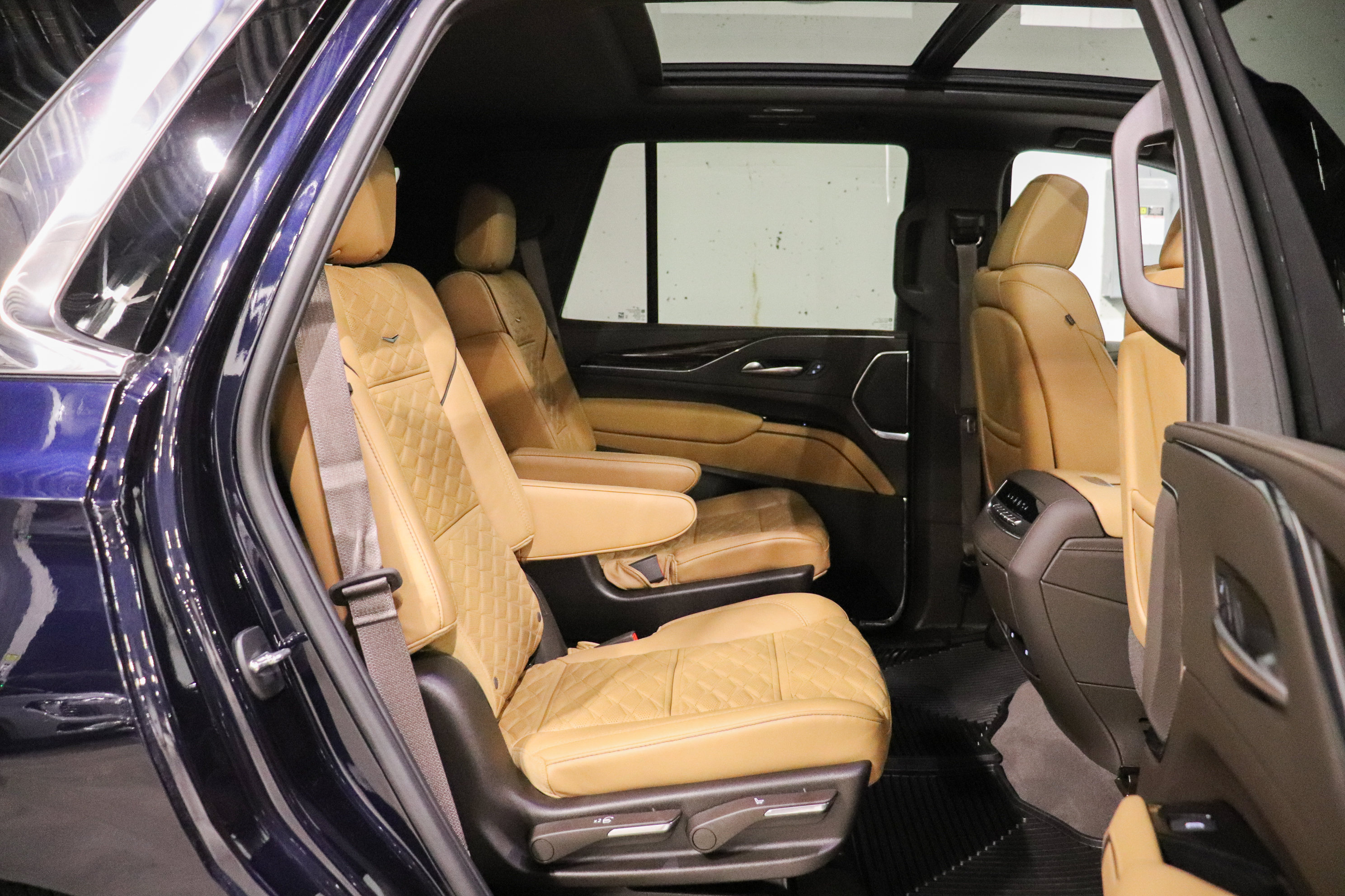 Used 2024 Cadillac Escalade Premium Luxury AWD/4WD image 21