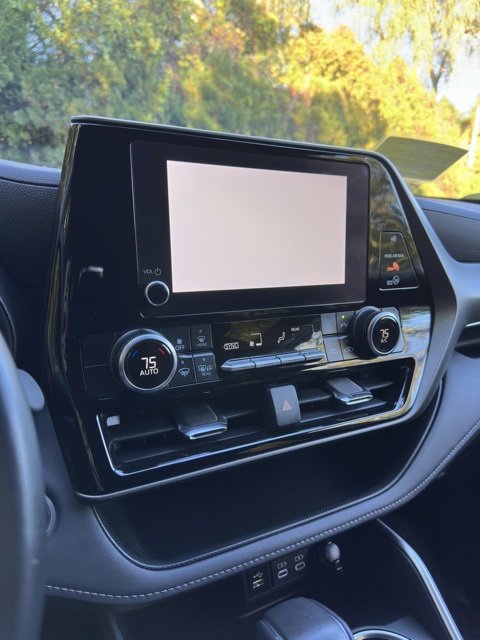 Used 2024 Toyota Highlander LE image 11