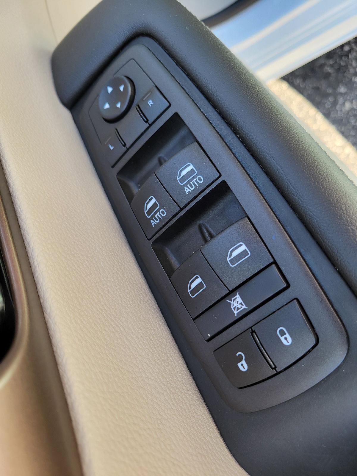 Used 2024 Chrysler Voyager LX image 8