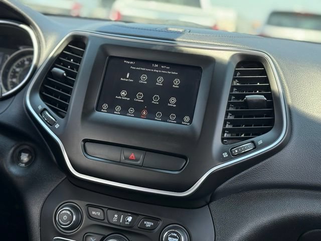 Used 2019 Jeep Cherokee Latitude Plus AWD/4WD image 18