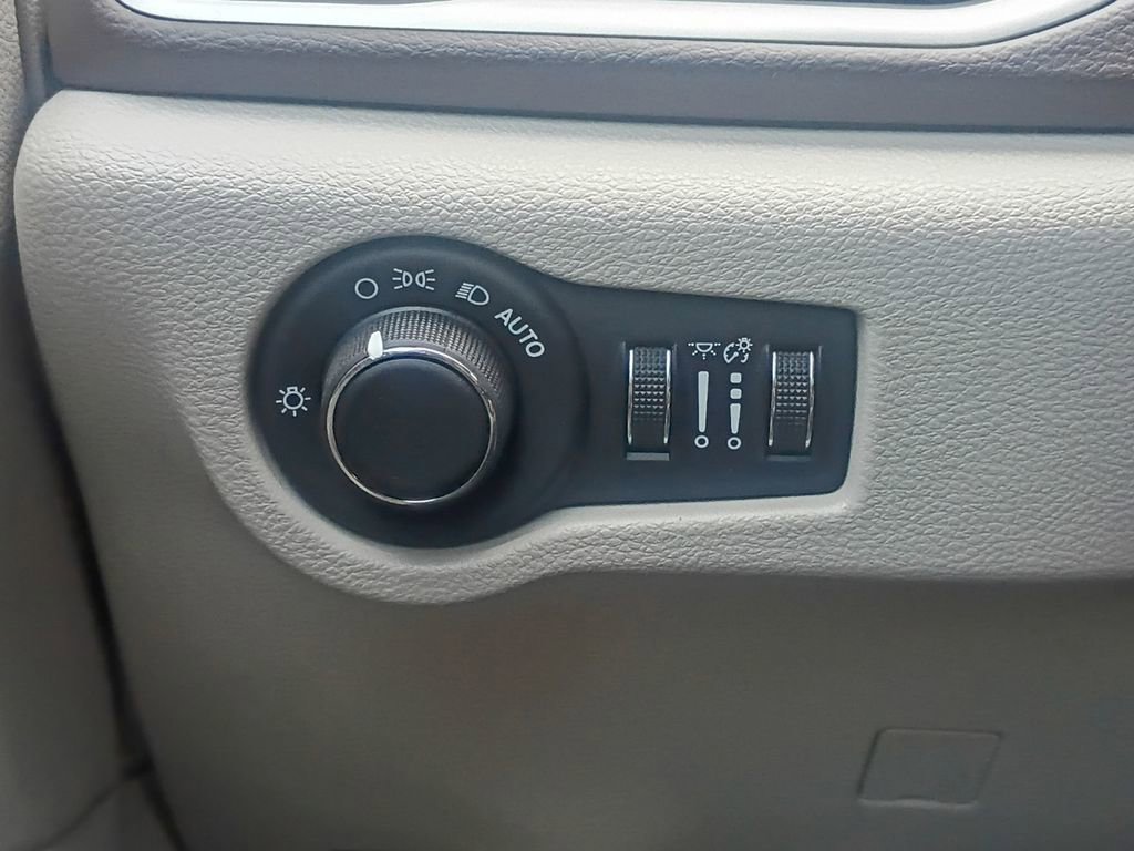 Used 2017 Chrysler Pacifica Touring image 12