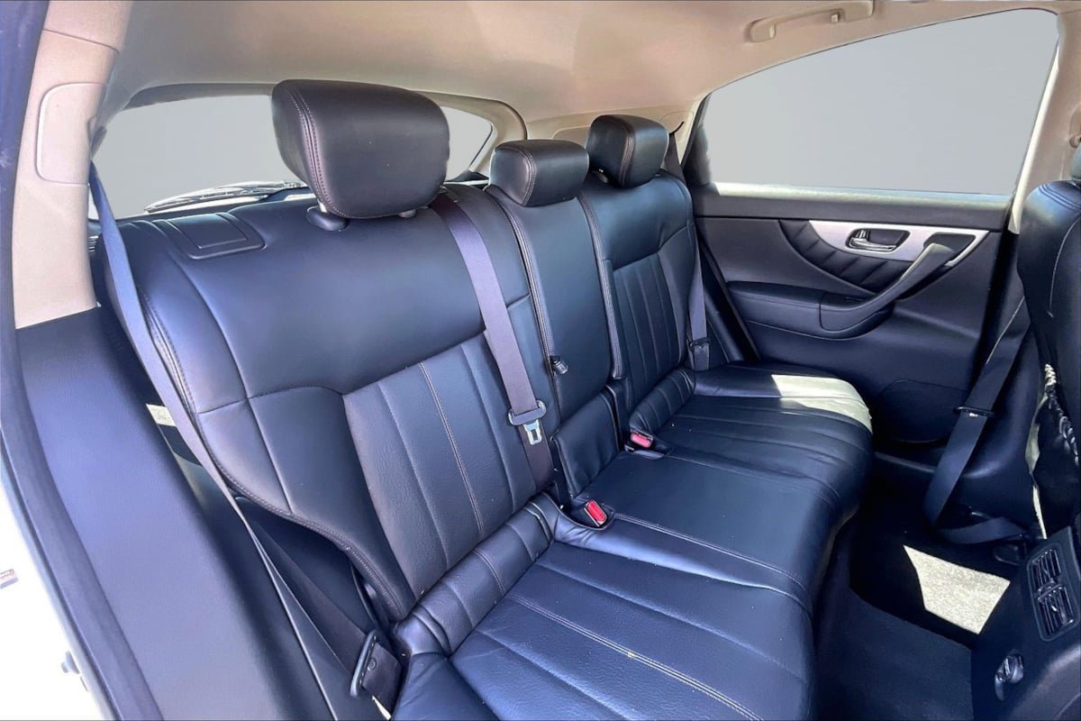 Used 2017 INFINITI QX70 AWD w/ Premium Package image 27