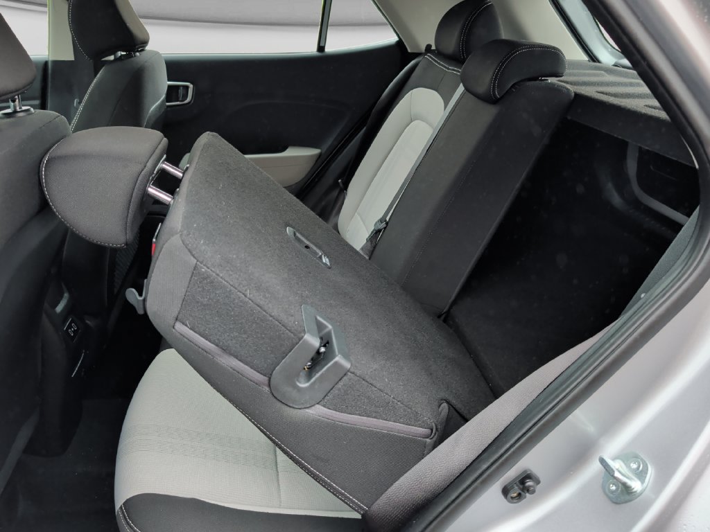 Used 2025 Hyundai Venue SEL FWD image 33
