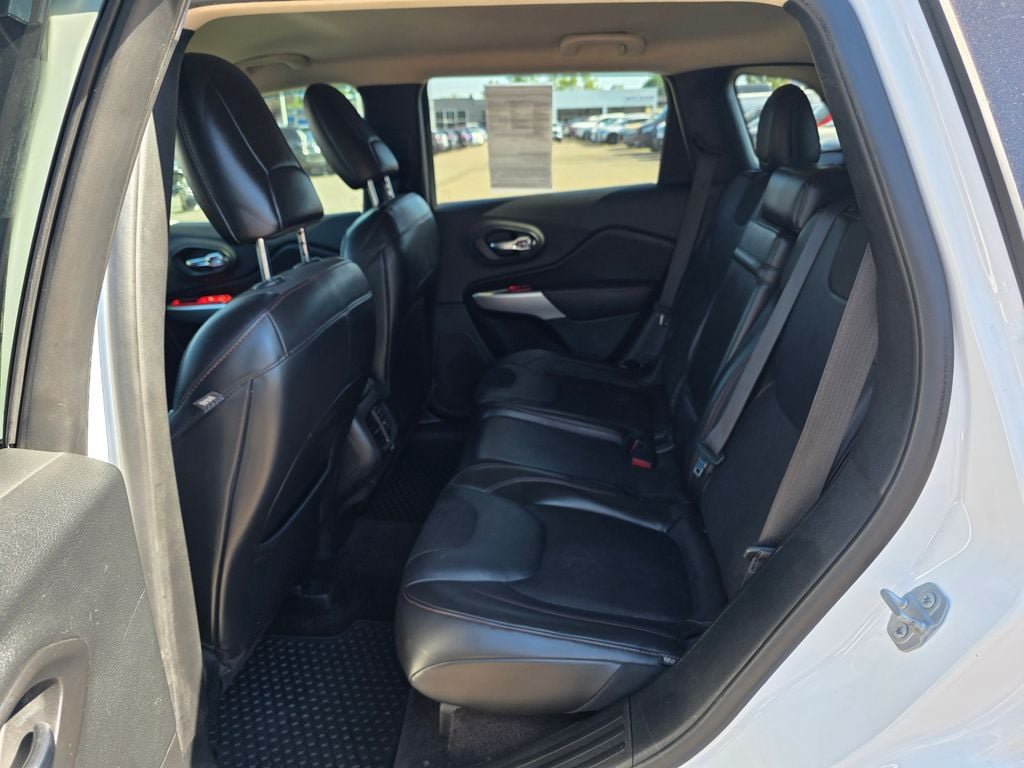 Used 2018 Jeep Cherokee Trailhawk AWD/4WD image 6