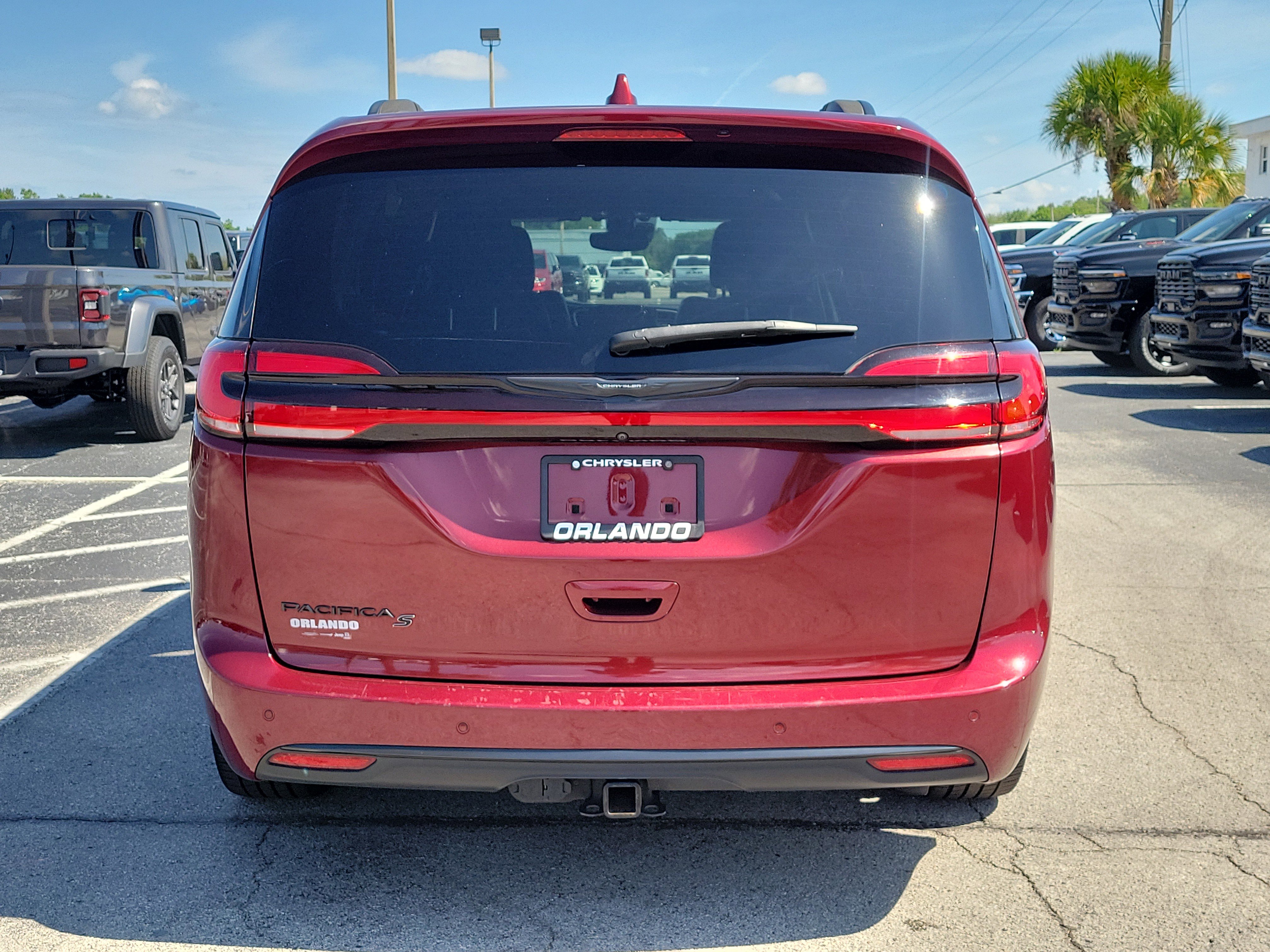 Used 2021 Chrysler Pacifica Touring-L w/ Uconnect Theater Family Group FWD image 6