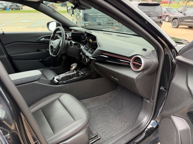 Used 2024 Chevrolet Trax RS w/ Sunroof Package FWD image 16