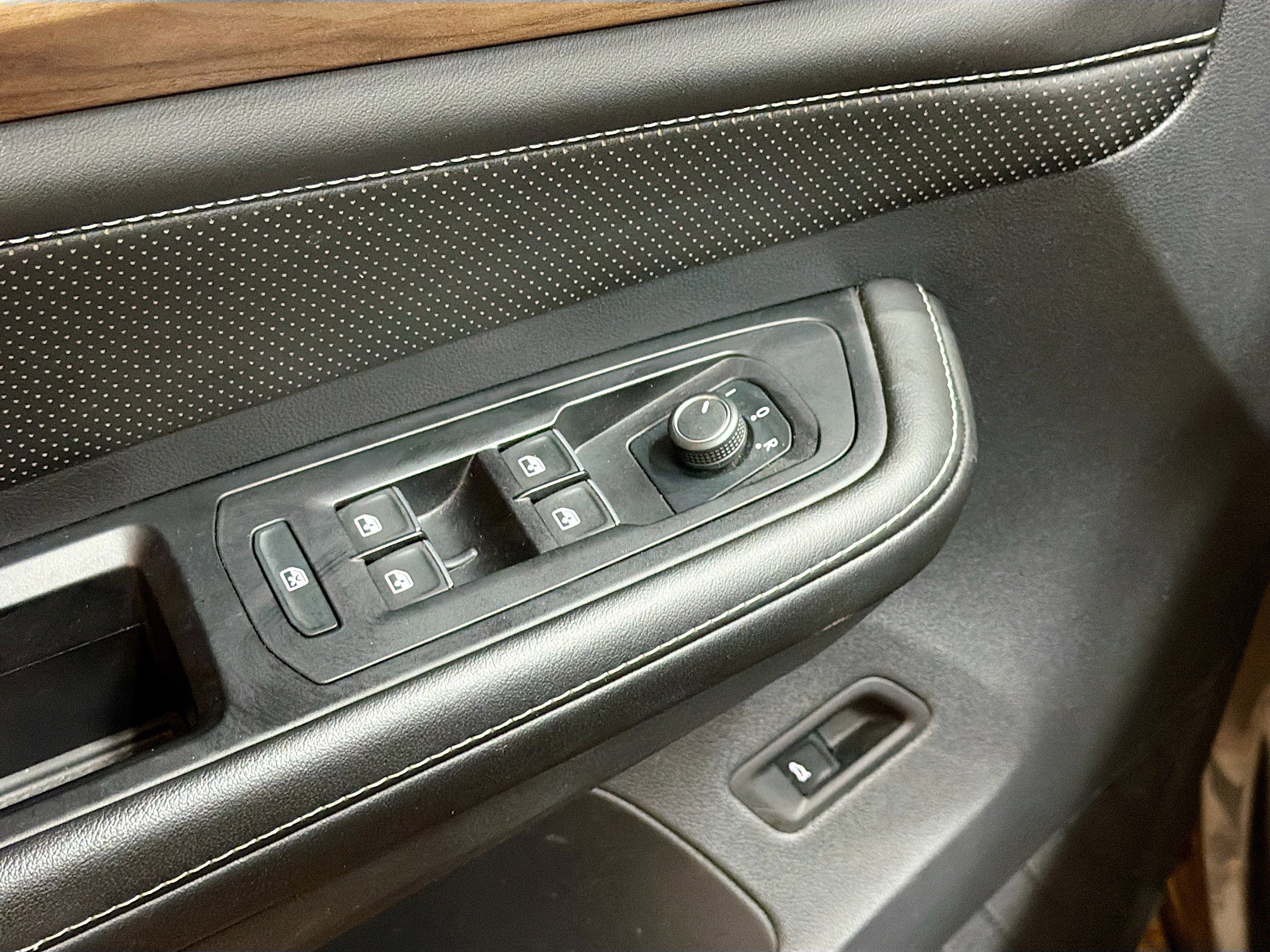 Used 2024 Volkswagen Atlas SE image 15