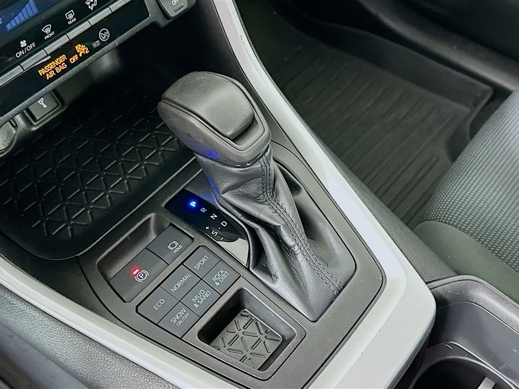 Used 2022 Toyota RAV4 LE AWD/4WD image 18