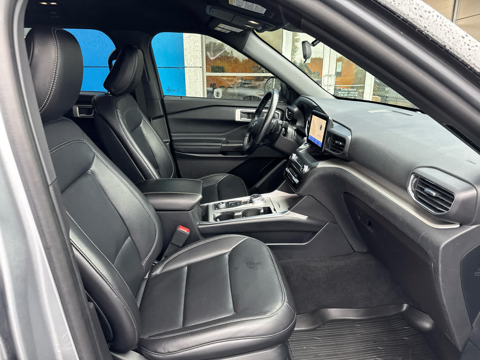 Used 2020 Ford Explorer XLT w/ Equipment Group 202A AWD/4WD image 4