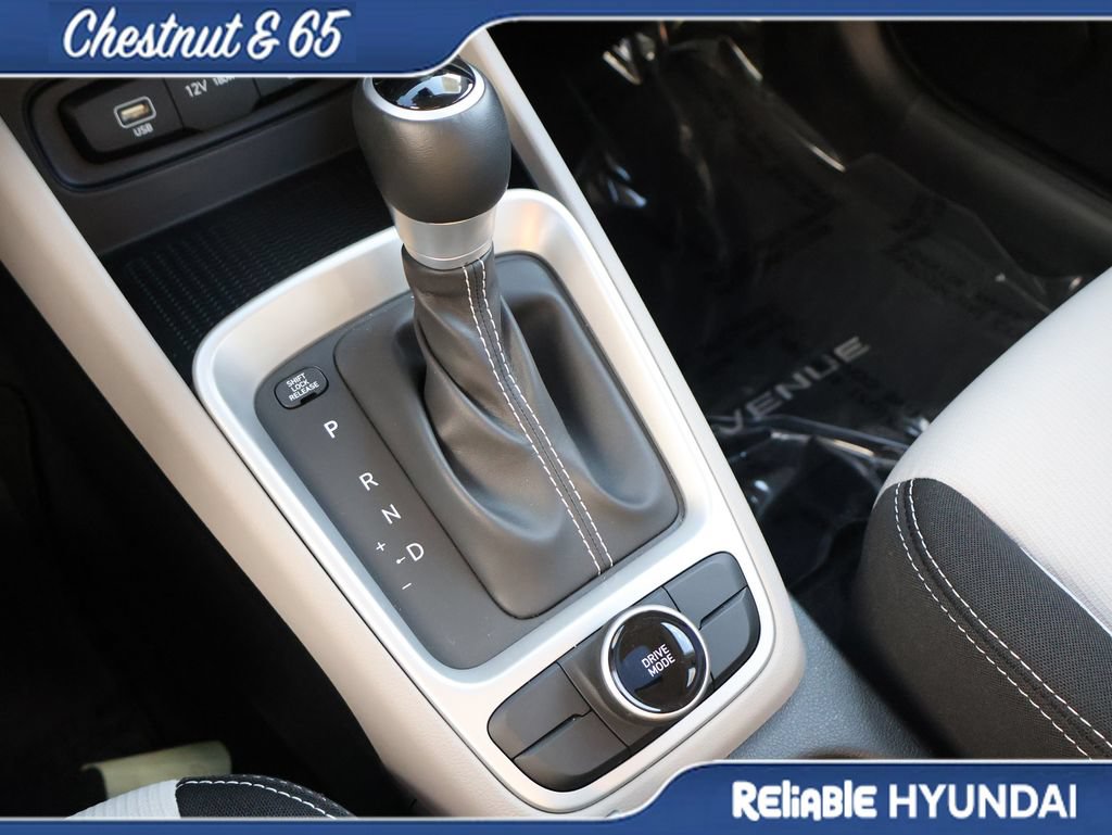 Certified 2025 Hyundai Venue SEL FWD image 38