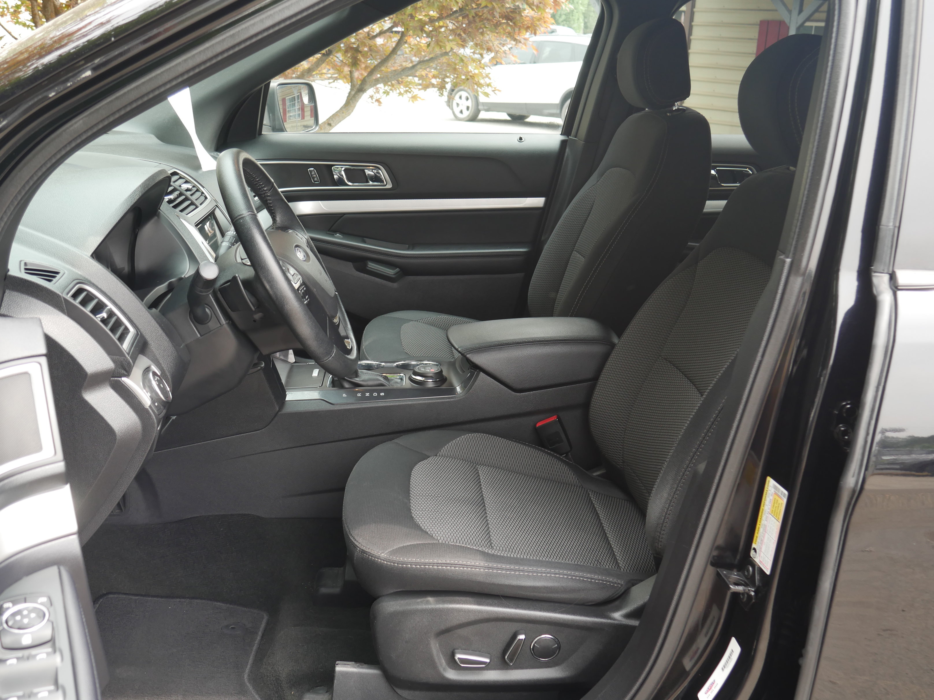 Used 2017 Ford Explorer XLT w/ Equipment Group 201A AWD/4WD image 3