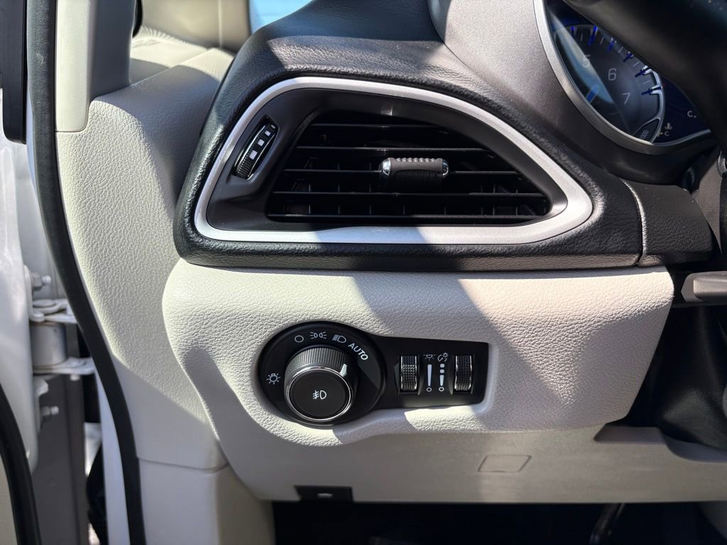 Certified 2023 Chrysler Pacifica Touring-L FWD image 23