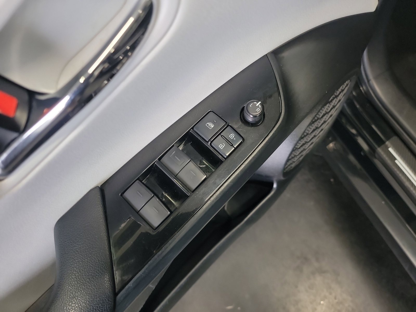 Used 2019 Toyota Prius XLE AWD/4WD image 14