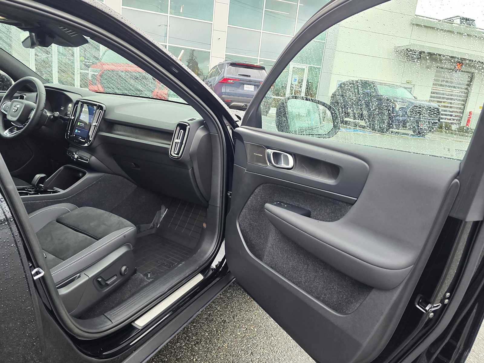 Used 2023 Volvo XC40 Recharge Ultimate w/ Protection Package Premier image 10