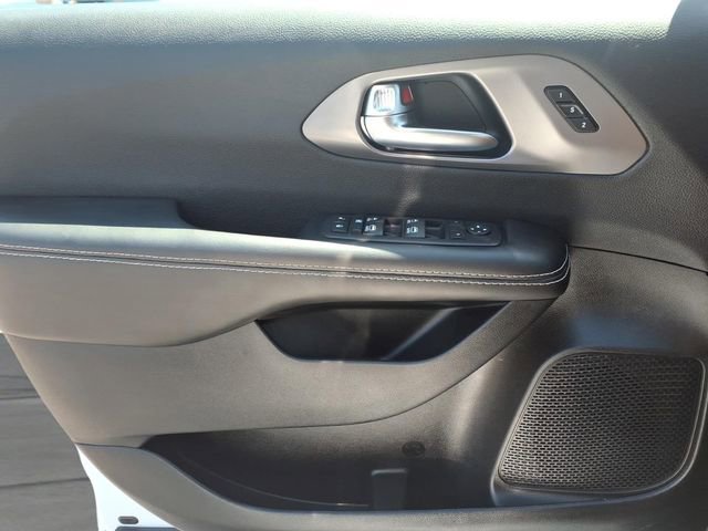 Used 2026 Chrysler Pacifica Select FWD image 16