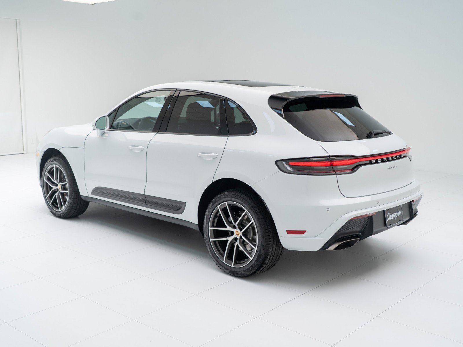 Certified 2025 Porsche Macan AWD/4WD image 3