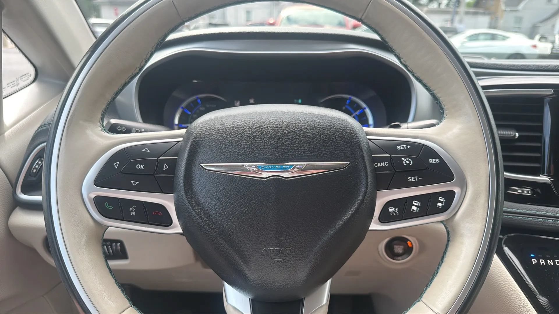 Used 2017 Chrysler Pacifica Platinum FWD image 16