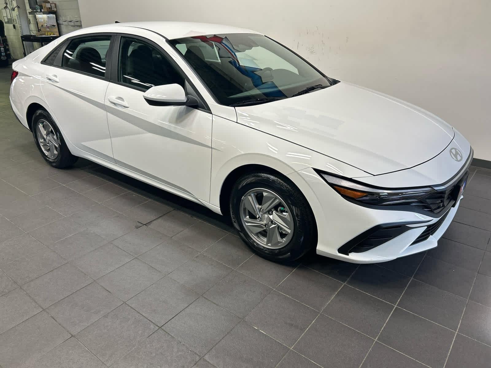 New 2026 Hyundai Elantra SE FWD image 2
