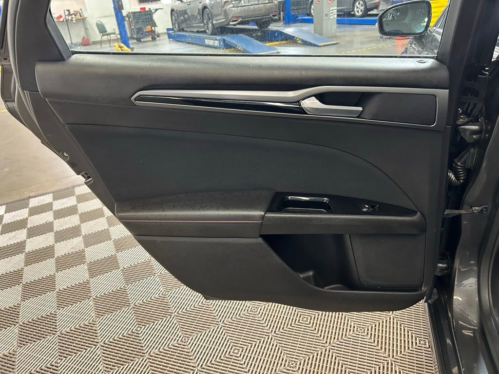 Used 2016 Ford Fusion SE FWD image 16